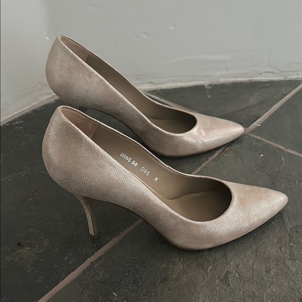 Donald J Pliner BRAVE pointed toe heels cream gold champagne 8.5